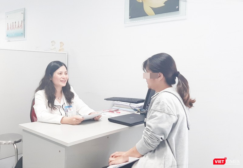 Bác sĩ Lê Thị Minh Châu - Trưởng Khoa Hiếm muộn (BV Từ Dũ) khám cho bệnh nhân Bác sĩ Lê Thị Minh Châu - Trưởng Khoa Hiếm muộn (BV Từ Dũ) khám cho bệnh nhân