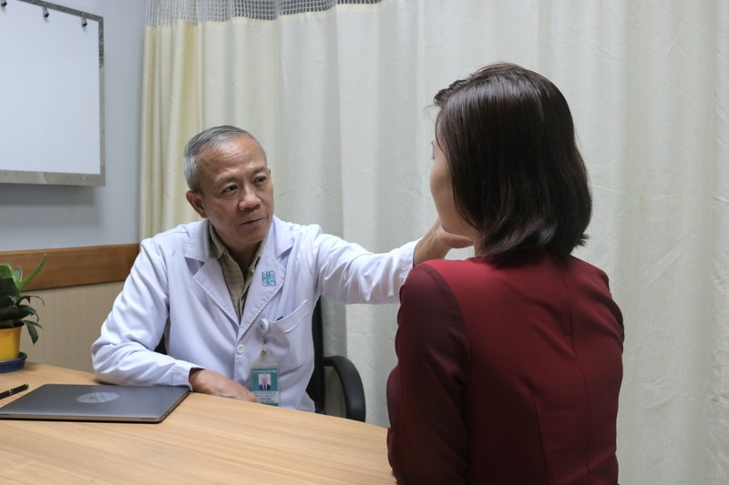 PGS TS BS. Nguyễn Anh Tuấn khám cho người bệnh PGS TS BS. Nguyễn Anh Tuấn khám cho người bệnh