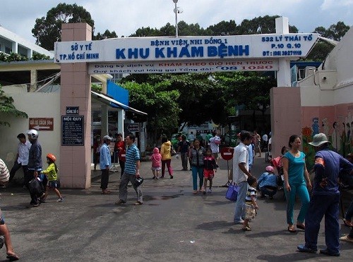 Ngày 1/12, BV Nhi đồng 1 TP.HCM tiếp nhận nhiều bệnh nhi nghi do người nghiện ma túy đá tấn công