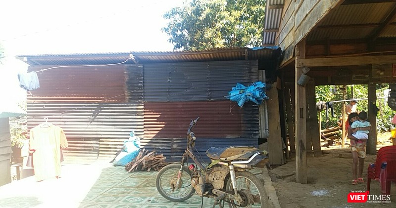 Hiện cả gia đình chị Ka Nghiêm lưu trú trong căn chòi dựng tạm từ những tấm tôn mục nát, phương tiện đi lại là chiếc xe máy "cà tàng"