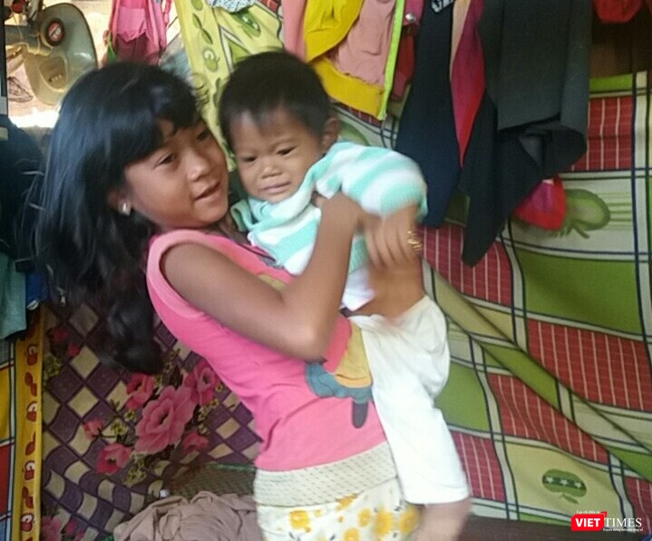 Bé K'Phụng hăng hái trông em cho mẹ đi làm rẫy