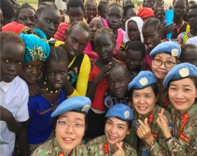 Các em nhỏ ở Nam Sudan chụp hình "tự xướng" cùng các y bác sĩ BV dã chiến cấp 2 số 1. Ảnh: P.T.T.T Các em nhỏ ở Nam Sudan chụp hình "tự xướng" cùng các y bác sĩ BV dã chiến cấp 2 số 1. Ảnh: P.T.T.T