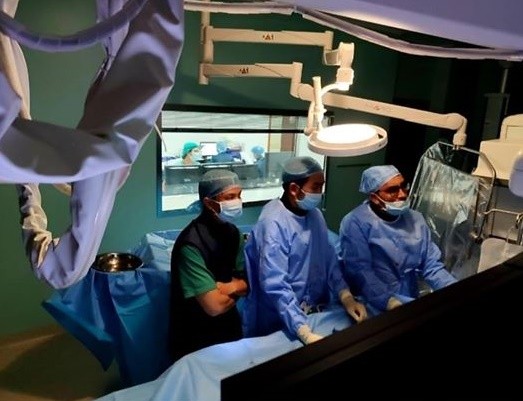 Ê kíp bác sĩ khoa Ngoại thần kinh khẩn trương hội chẩn và tiến hành can thiệp lấy huyết khối bằng đường động mạch dưới DSA. Ảnh: BVCC Ê kíp bác sĩ khoa Ngoại thần kinh khẩn trương hội chẩn và tiến hành can thiệp lấy huyết khối bằng đường động mạch dưới DSA. Ảnh: BVCC