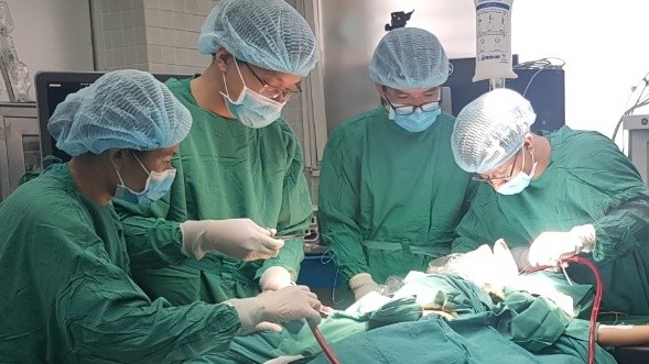 Lần đầu tiên chạy ECMO phẫu thuật sẹo khí quản cho bệnh nhân