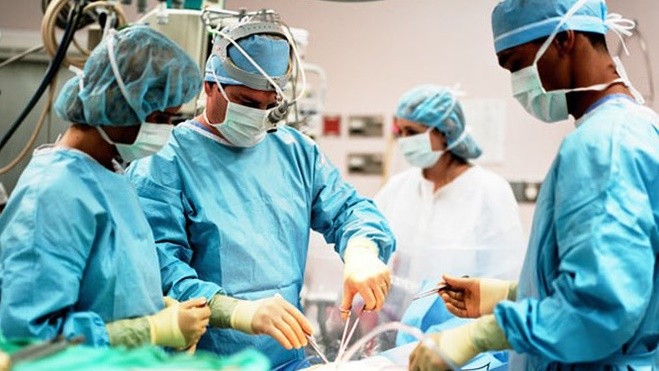 Bệnh nhân bị vẹo cột sống do hội chứng Marfan “hồi sinh” sau 15 giờ phẫu thuật