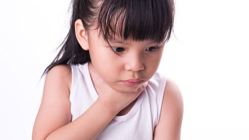 Bé gái 4 tuổi nuốt pin vào bụng may mắn thoát “án tử” trong gang tấc