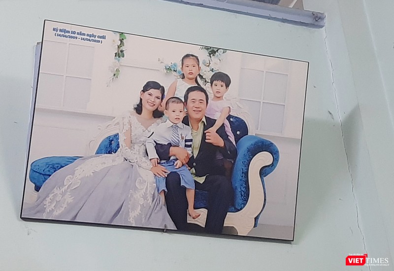 Trước khi ra đi, chị M.T. đã kịp chụp lại bức ảnh cưới cùng gia đình. Anh Tuấn trân trọng treo ảnh vợ ngay trước phòng khách như để nhắc mình và các con luôn nhớ về hành động cao đẹp của người mẹ. Ảnh: Nguyễn Trăm