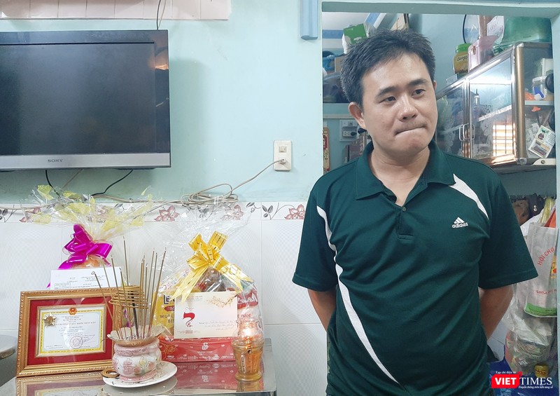 Anh Tuấn ngậm ngùi nhớ lại lời trăn trối của vợ. Ảnh: Nguyễn Trăm