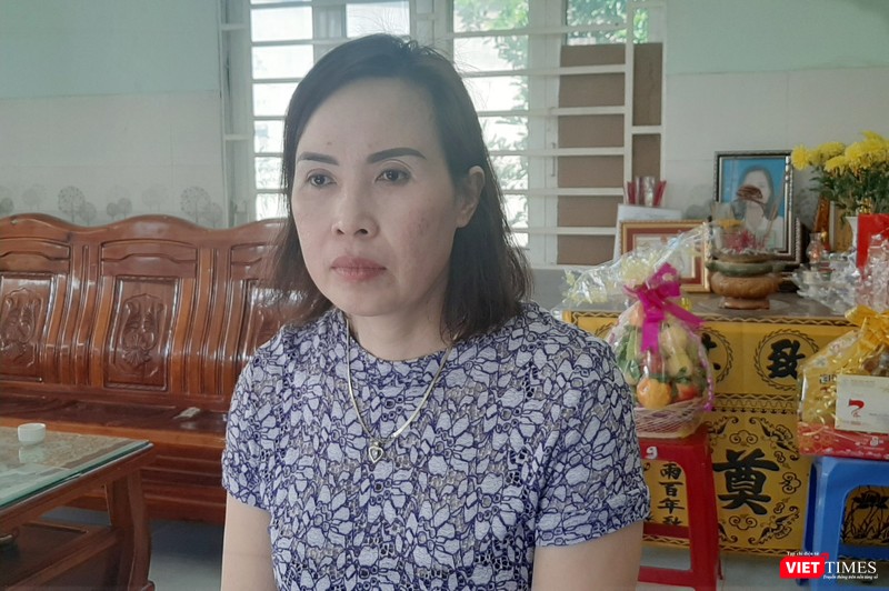 Chị Cao Thị Hồng Ánh ngậm ngùi nhớ lại những khoảnh khắc vào cuối đời của người bạn hàng xóm. Ảnh: Nguyễn Trăm