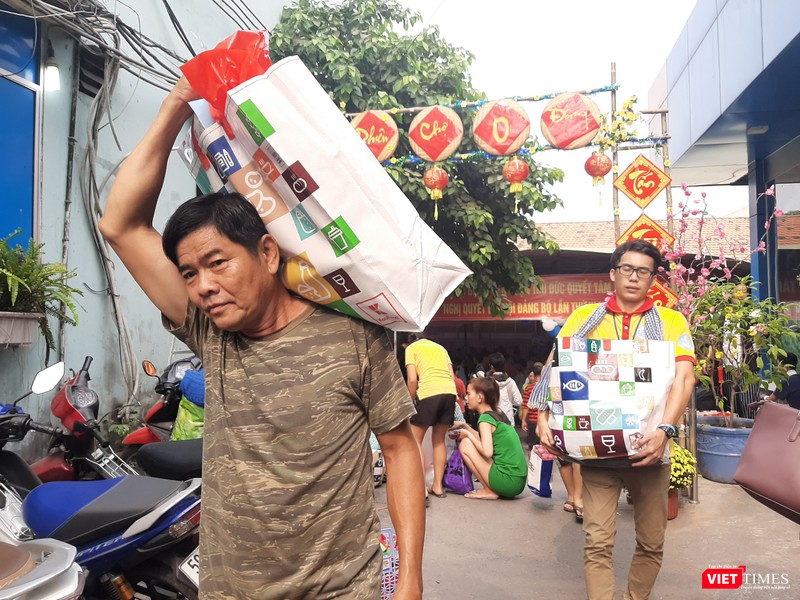 Người nhà bệnh nhân mang nhu yếu phẩm về nhà. Ảnh: Nguyễn Trăm