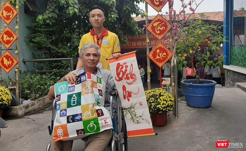 Bệnh nhân L. M. M. (65 tuổi, ở phường Bình Triệu, quận Thủ Đức) được tặng bức thư pháp với ý nghĩa cầu mong bình an đến ông và gia đình. Ảnh: Nguyễn Trăm