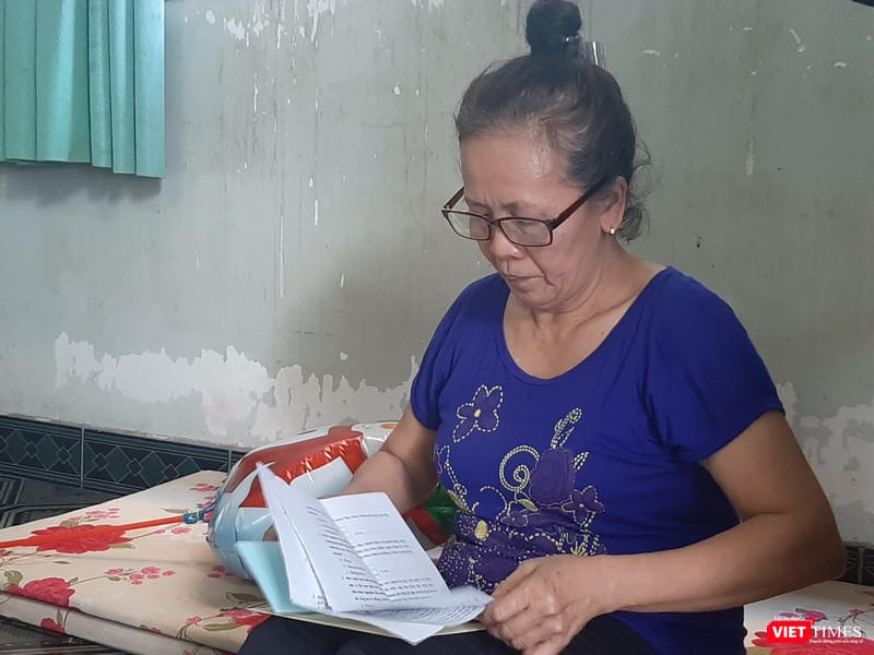 Bà lần giở lại những giấy tờ về hiến tạng nhân đạo của người chồng quá cố. Ảnh: Nguyễn Trăm Bà lần giở lại những giấy tờ về hiến tạng nhân đạo của người chồng quá cố. Ảnh: Nguyễn Trăm