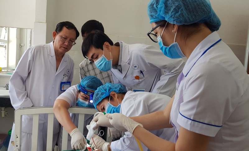 Bác sĩ BV Thống Nhất chăm sóc bệnh nhân sau mổ. Ảnh: BV