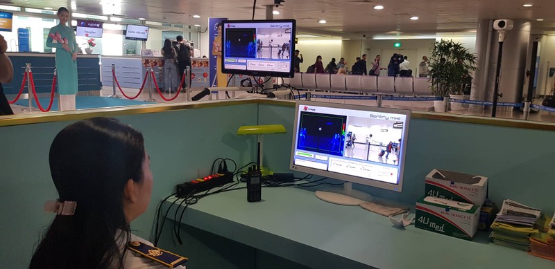 Kiểm dịch y tế đối với người, phương tiện nhập cảnh, quá cảnh vào Việt Nam tại sân bay Tân Sơn Nhất. Ảnh: D.T