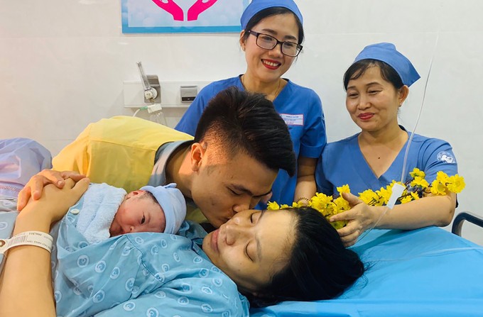 Gia đình nhỏ chào đón thành viên mới ngay trong khoảnh khắc giao thừa. Ảnh: BVCC