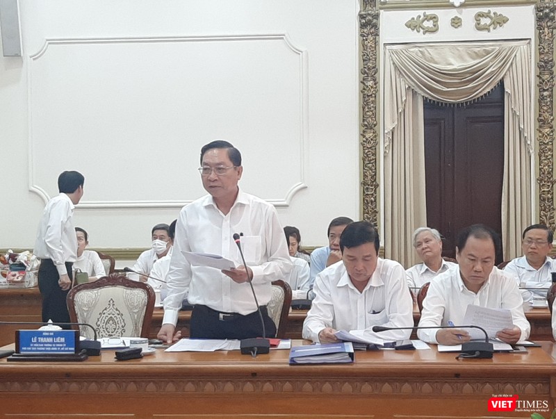 Ông Nguyễn Tấn Bỉnh – Giám đốc Sở Y tế TP.HCM báo cáo nhanh về tình hình dịch bệnh và đề xuất kế hoạch thực hiện Bệnh viện dã chiến. Ảnh: Nguyễn Trăm