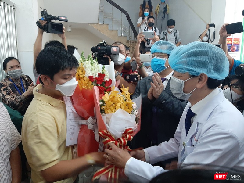 Bác sĩ BV Chợ Rẫy chúc mừng bệnh nhân Li Zichao đươc xuất viện. Ảnh: Nguyễn Trăm