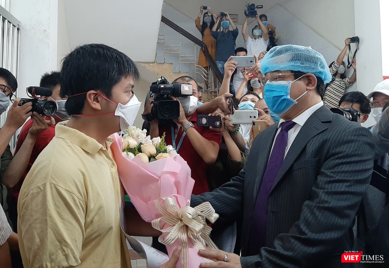 Ông Lương Ngọc Khuê – Cục trưởng cục quản lý khám chữa bệnh tặng hoa chúc mừng bệnh nhân Li Zichao. Ảnh: Nguyễn Trăm