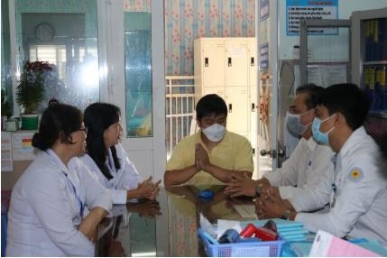 Anh Li ZiChao cảm ơn bác sĩ BV Quận 11 đã tận tình chăm sóc mẹ của anh trong thời gian cách ly theo dõi. Ảnh: BV