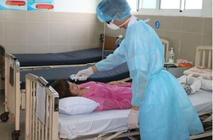 Bên trong khu vực cách ly, các bác sĩ trực tiếp điều trị, chăm sóc cho bệnh nhân với đồ bảo hộ. Ảnh: BV