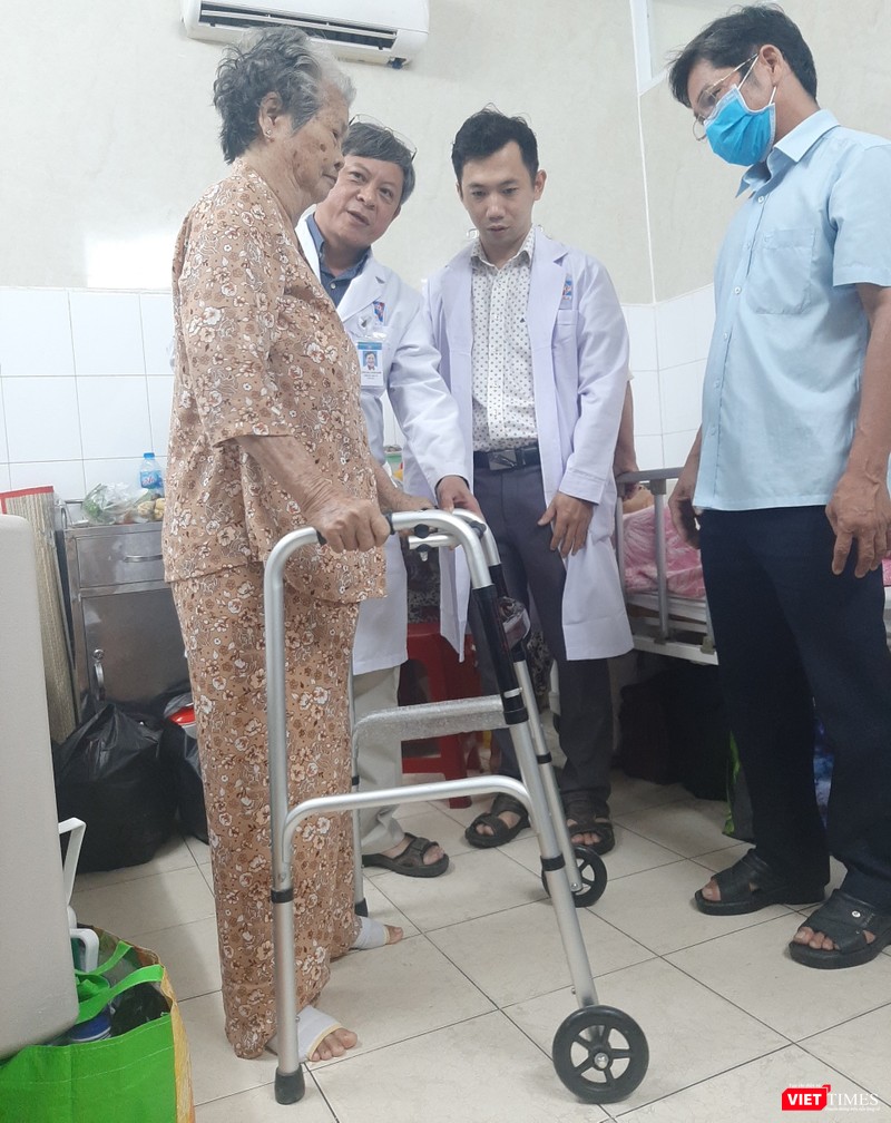 Cụ bà 75 tuổi đi đứng trở lại sau 6 ngày mổ thay khớp háng bằng kỹ thuật SuperPath. Ảnh: NT