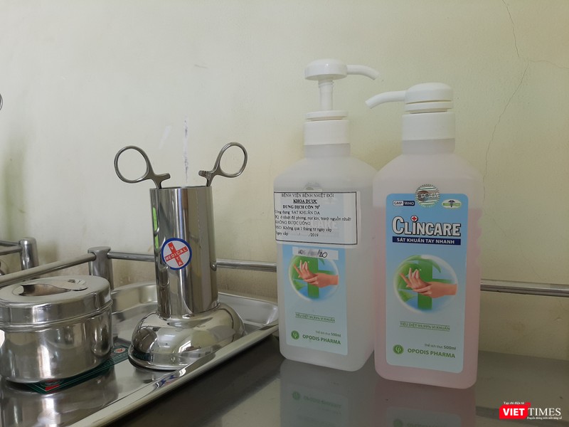 Dung dịch rửa tay sát khuẩn. Ảnh: Nguyễn Trăm