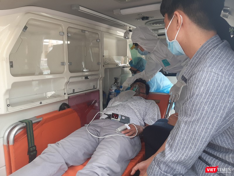 Bênh nhân được sơ cứu ngay trong khi nằm trên xe cấp cứu. Ảnh: Nguyễn Trăm