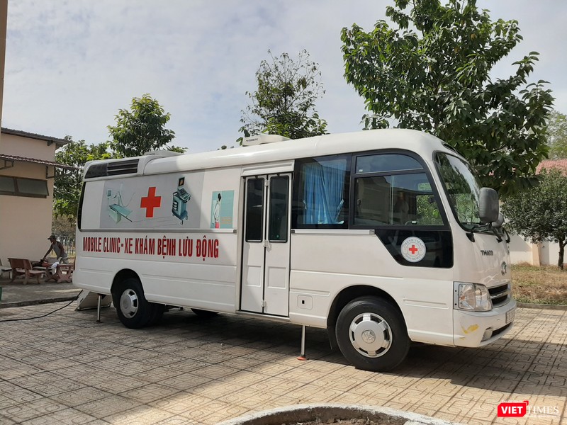BV Dã chiến trang bị xe cấp cứu lưu động, sẵn sàng chụp X quang cho bệnh nhân ngay trên xe. Ảnh: Nguyễn Trăm