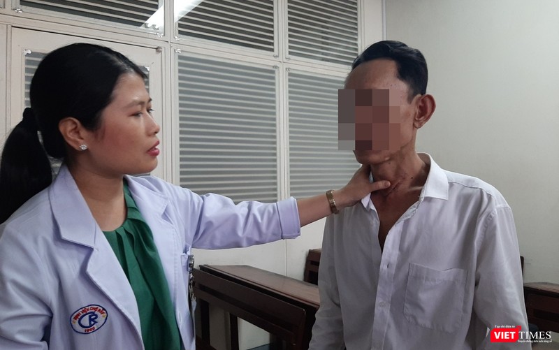 Bác sĩ kiểm tra vết mổ cho bệnh nhân. Ảnh: Nguyễn Trăm