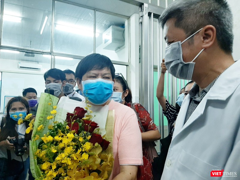 Ông Nguyễn Trường Sơn chúc mừng bệnh nhân được khỏi bệnh. Ảnh: Nguyễn Trăm