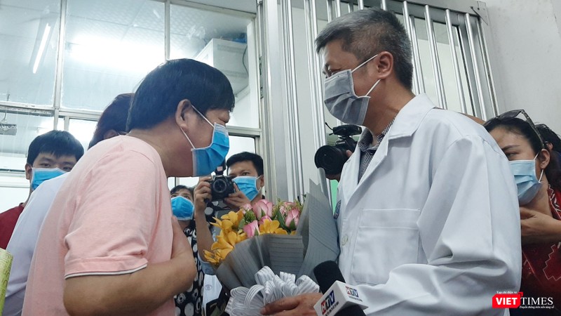 Ông Li Ding chia sẻ lòng biết ơn đến bác sĩ BV Chợ Rẫy cũng như đất nước Việt Nam. Ảnh: Nguyễn Trăm