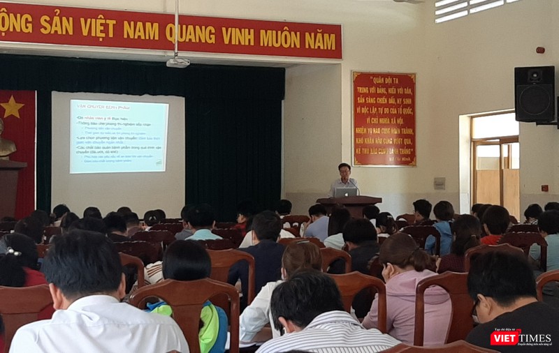 Hơn 100 y, bác sĩ các BV trên địa bàn thành phố được tham gia tập huấn, thực hành kiểm soát nhiễm khuẩn. Ảnh: Nguyễn Trăm