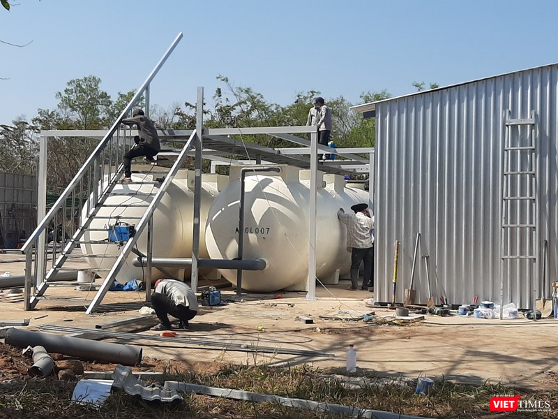 Trong ngày 19/2, nhiều công nhân vẫn đang làm việc tất bật để hoàn tất hệ thống xử lý chất thải y tế cho BV Dã chiến. Ảnh: Nguyễn Trăm