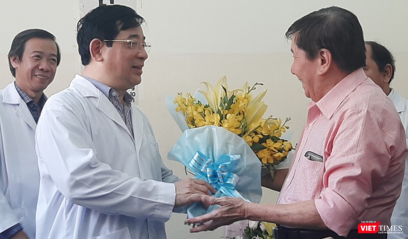 Bệnh nhân tặng hoa, trân trọng cảm ơn ông Lương Ngọc Khuê - Cục trưởng Cục Quản lý Khám chữa bệnh, Bộ Y tế . Ảnh: Nguyễn Trăm