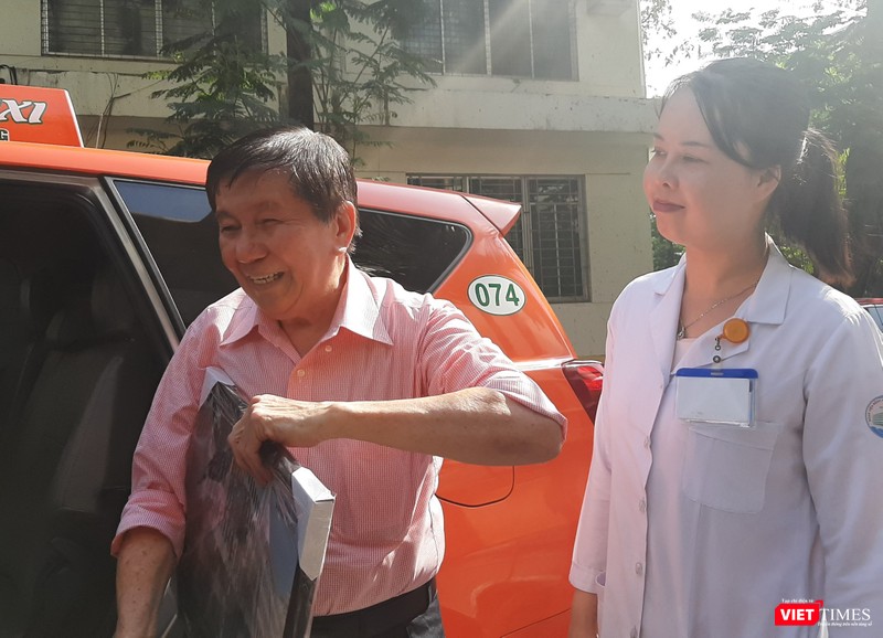 Ông H. vui mừng trong ngày xuất viện. Ảnh: Nguyễn Trăm