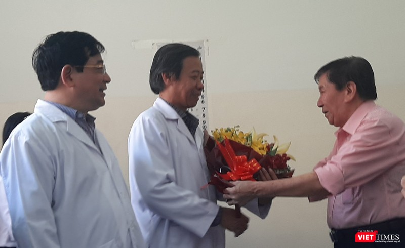 Bệnh nhân tặng hoa, cảm ơn bác sĩ Nguyễn Văn Vĩnh Châu - Giám đốc BV Bệnh nhiệt đới TP.HCM. Ảnh: Nguyễn Trăm