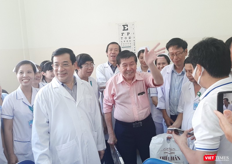 Ông H. vui mừng cảm ơn BV Bệnh nhiệt đới TP.HCM và toàn thể báo giới. Ảnh: Nguyễn Trăm