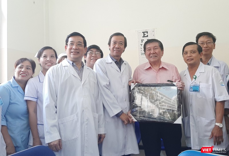 Giám đốc BV Bệnh nhiệt đới TP.HCM tao tặng bệnh nhân một tấm ảnh lưu niệm. Ảnh: Nguyễn Trăm