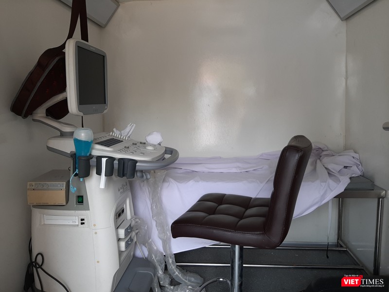 Máy chụp X-Quang bên trong xe cấp cứu lưu động. Ảnh: Nguyễn Trăm