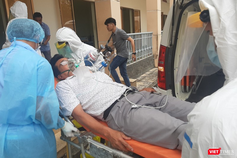 Diễn tập cấp cứu bệnh nhân bị suy hô hấp. Ảnh: Nguyễn Trăm