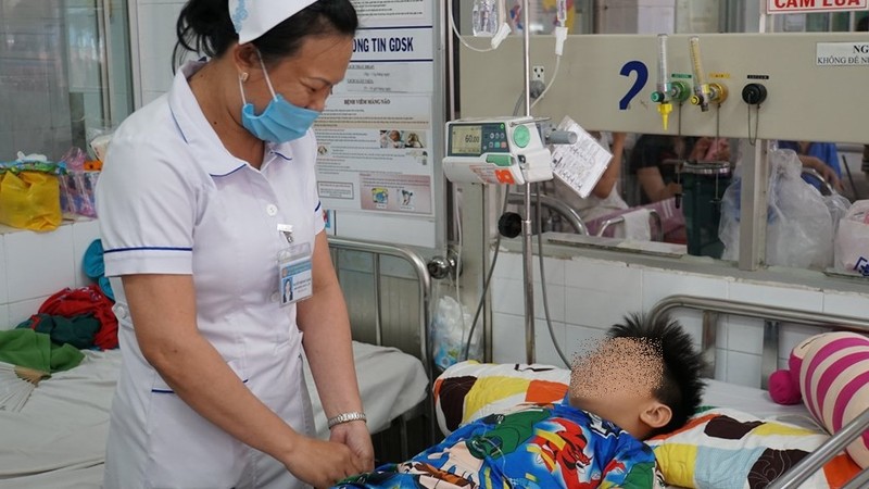 Cứu bé trai 6 tuổi hoại tử ruột vì nuốt 3 viên bị sắt