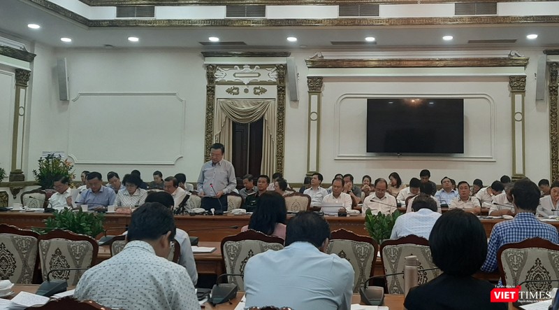 Ông Nguyễn Tấn Bỉnh - Giám đốc Sở Y tế TP.HCM báo cáo tình hình dịch bệnh. Ảnh: NT