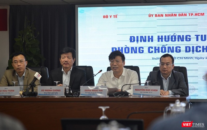 Các chuyên gia cung cấp thông tin cho báo chí sáng 25/2. Ảnh: H.H