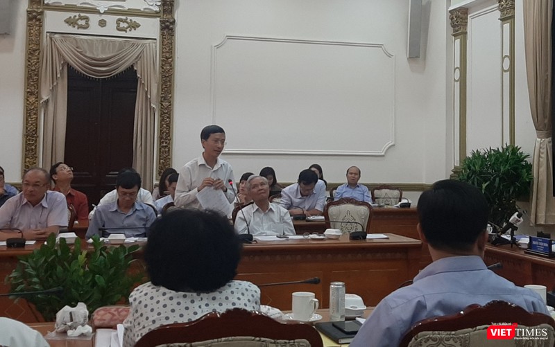 Ông Phan Trọng Lận - Viện trưởng Viện Pasteur TP.HCM nêu ý kiến tại cuộc họp chiều 25/2. Ảnh: N.T