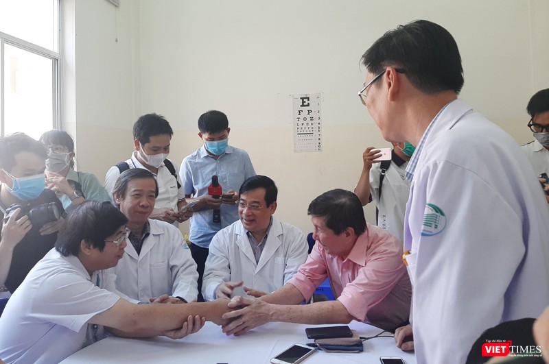 Bệnh nhân và bác sĩ ngồi sát cạnh nhau, thoải mái chia sẻ niềm vui và không ai mang khẩu trang y tế. Ảnh: Nguyễn Trăm Bệnh nhân và bác sĩ ngồi sát cạnh nhau, thoải mái chia sẻ niềm vui và không ai mang khẩu trang y tế. Ảnh: Nguyễn Trăm