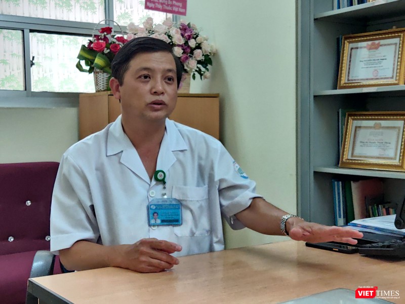 Bác sĩ Nguyễn Thanh Phong cho biết bệnh nhân sau khi điều trị khỏi bệnh COVID-19 mà tiếp xúc với người bị nhiễm thì có thể tái nhiễm. Ảnh: Hòa Bình Bác sĩ Nguyễn Thanh Phong cho biết bệnh nhân sau khi điều trị khỏi bệnh COVID-19 mà tiếp xúc với người bị nhiễm thì có thể tái nhiễm. Ảnh: Hòa Bình