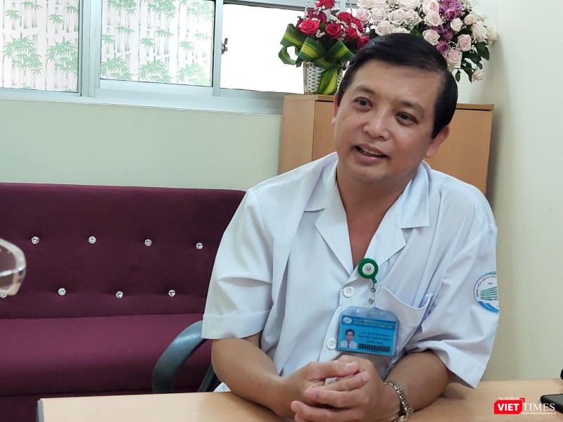 Bác sĩ Nguyễn Thanh Phong chia sẻ về việc có hay không việc COVID-19 lây nhiễm qua đường nước, phân người. Ảnh: Hòa Bình Bác sĩ Nguyễn Thanh Phong chia sẻ về việc có hay không việc COVID-19 lây nhiễm qua đường nước, phân người. Ảnh: Hòa Bình