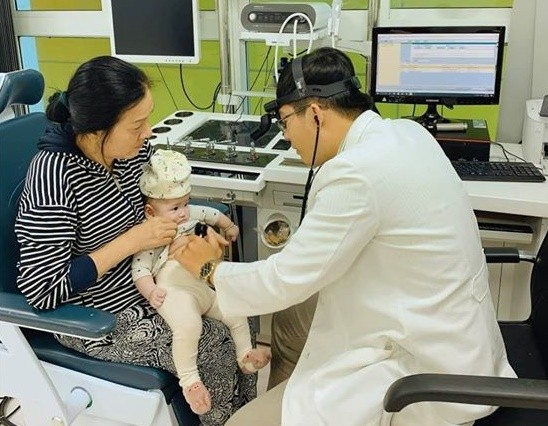 Bác sĩ khoa Tai Mũi Họng BV Nhi đồng Thành phố (HCM) thăm khám cho bệnh nhi. Ảnh: L.T Bác sĩ khoa Tai Mũi Họng BV Nhi đồng Thành phố (HCM) thăm khám cho bệnh nhi. Ảnh: L.T