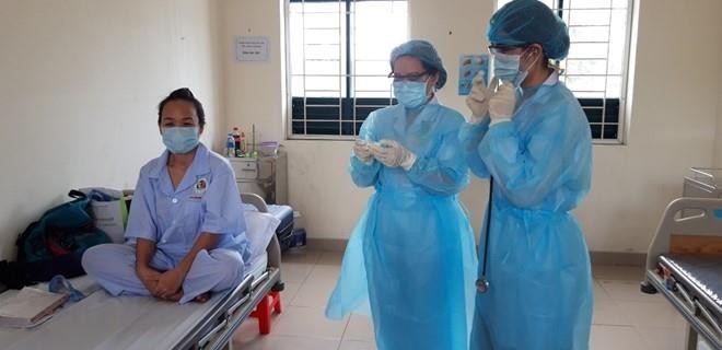 Các y bác sĩ chăm sóc và kiểm tra sức khỏe người được cách ly tại khu cách ly tâp trung. Ảnh: SYT Các y bác sĩ chăm sóc và kiểm tra sức khỏe người được cách ly tại khu cách ly tâp trung. Ảnh: SYT