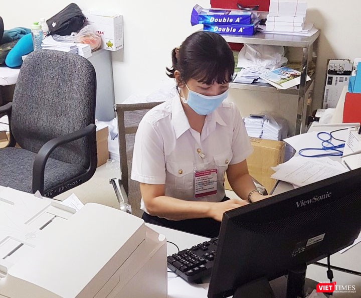 Nhân viên phòng hành chính (TTKDYTQT) được tăng cường làm nhiệm vụ tại sân bay Tân Sơn Nhất. Ảnh: H.U Nhân viên phòng hành chính (TTKDYTQT) được tăng cường làm nhiệm vụ tại sân bay Tân Sơn Nhất. Ảnh: H.U